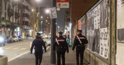 Copertina di Milano, col metodo della “gomma bucata” rubano 5mila euro appena prelevati. Alla fine interviene la polizia