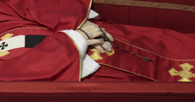 Copertina di Chiusa la bara di Papa Francesco: il rogito, le monete e ai piedi le sue scarpe ortopediche consumate