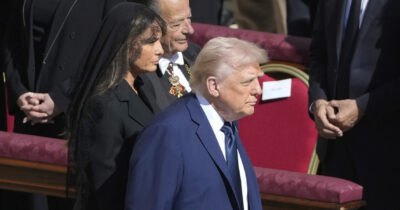 Copertina di Funerali Papa Francesco il look della autorità: Trump in blu, Melania impeccabile, la premier Meloni in total black e Zelensky in giacca sportiva