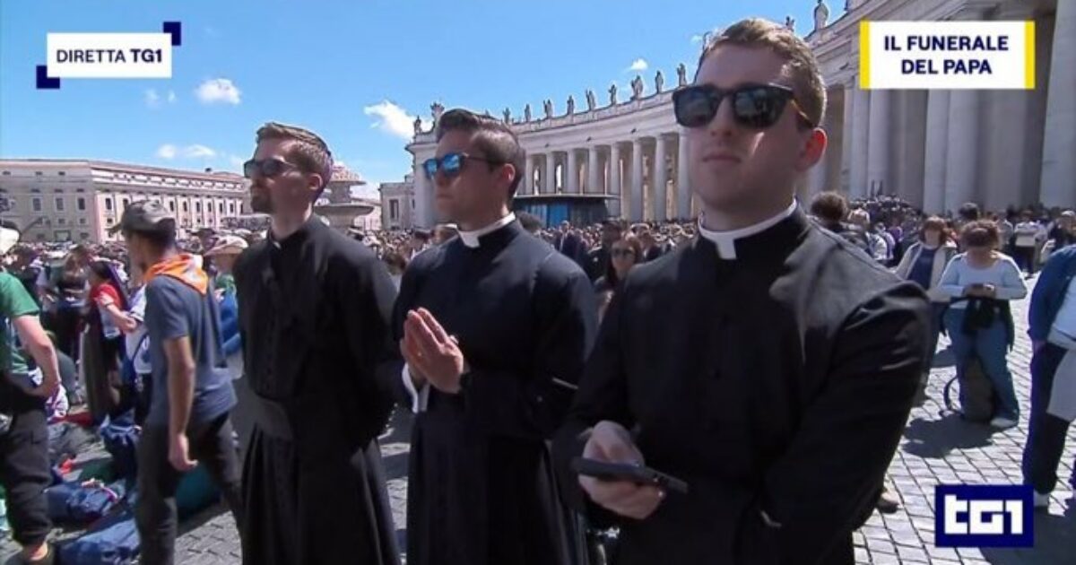 Funerali di Papa Francesco, sul Web pazzi per la bellezza dei preti in piazza e c’è chi scommette: “Ma sono i protagonisti del prossimo calendario?”