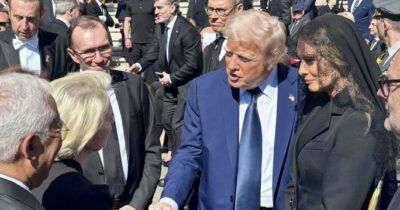 Copertina di Funerali del Papa, stretta di mano tra Trump e Von der Leyen: c’è l’accordo per un primo incontro