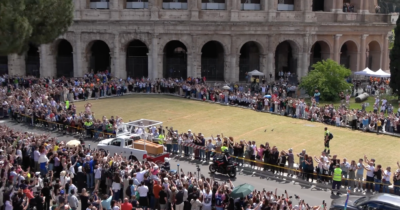 Copertina di Funerale Papa Francesco, il passaggio del corteo funebre davanti al Colosseo: l’applauso della folla