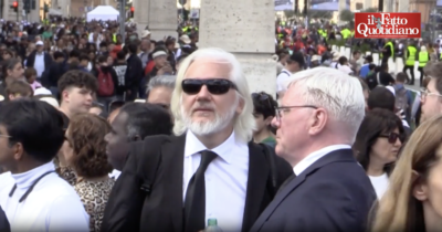 Copertina di Funerali di Papa Francesco, a Roma tra i fedeli c’è anche Julian Assange con la famiglia: le immagini