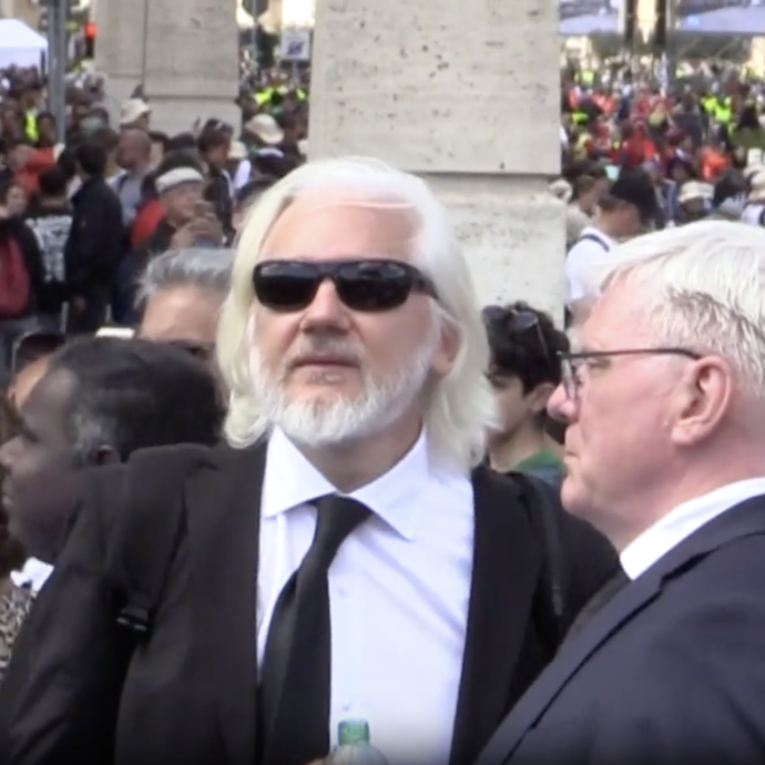 Funerali di Papa Francesco, a Roma tra i fedeli c’è anche Julian Assange con la famiglia: le immagini