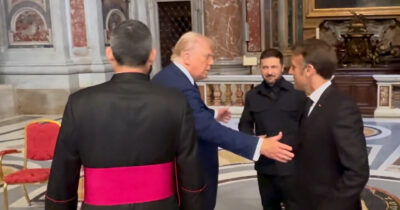 Copertina di Trump e Zelensky, le immagini dell’incontro in Vaticano e il capannello con Macron – Video