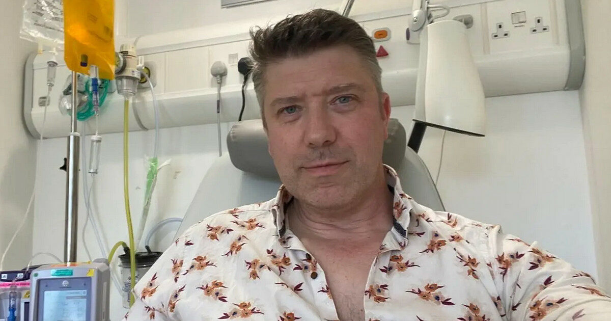 “Pensavo di avere un’infezione alle vie urinarie, ma era un cancro alla vescica al quarto stadio. Mi restano al massimo 24 mesi”: la storia di Chris Cotton