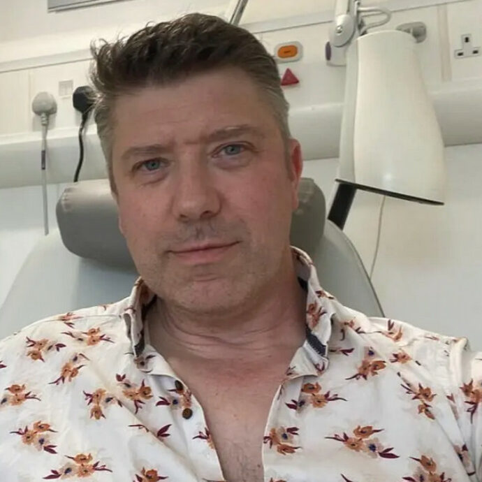 “Pensavo di avere un’infezione alle vie urinarie, ma era un cancro alla vescica al quarto stadio. Mi restano al massimo 24 mesi”: la storia di Chris Cotton