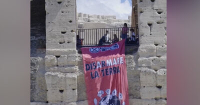 Copertina di Extinction Rebellion al Colosseo con la frase di Papa Francesco “disarmare la Terra”: “Portati via dalla polizia”