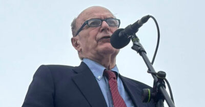 Copertina di Bersani: “Basta favole sul fascismo bonaccione, questo governo umilia le radici antifasciste”. Commosso omaggio a Papa Francesco