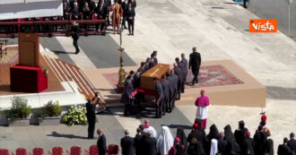 Funerali di Papa Francesco, il feretro portato sul sagrato di Piazza San Pietro - Le immagini