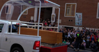 Funerali Papa Francesco, il corteo funebre per le strade di Roma: in migliaia applaudono il passaggio del feretro