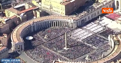 Copertina di Funerali Papa Francesco, migliaia di persone in via della Conciliazione e piazza San Pietro: le impressionanti immagini dall’alto