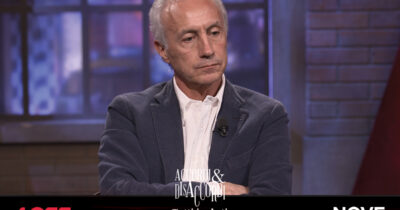 Copertina di Travaglio (Nove): “L’incontro ‘disarmato’ tra Trump e Zelensky avrebbe reso felice Papa Francesco. Per tre anni si è battuto da solo per la pace”