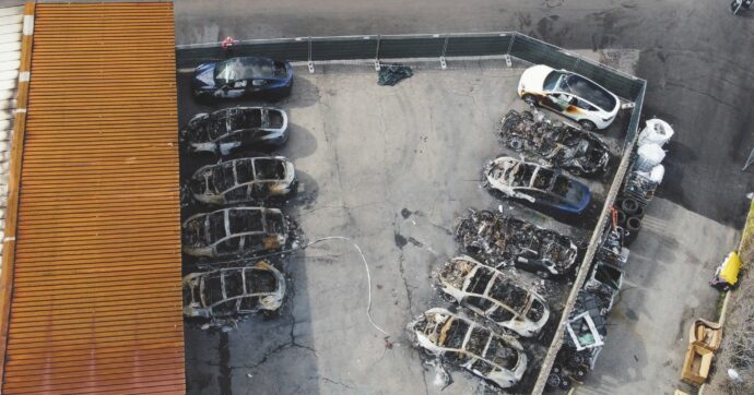 Tesla, gli anarchici rivendicano: “Musk è il male assoluto”