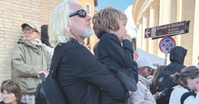Copertina di Funerali di Papa Francesco, Assange a San Pietro con moglie e figli. Bergoglio si spese per lui con Biden