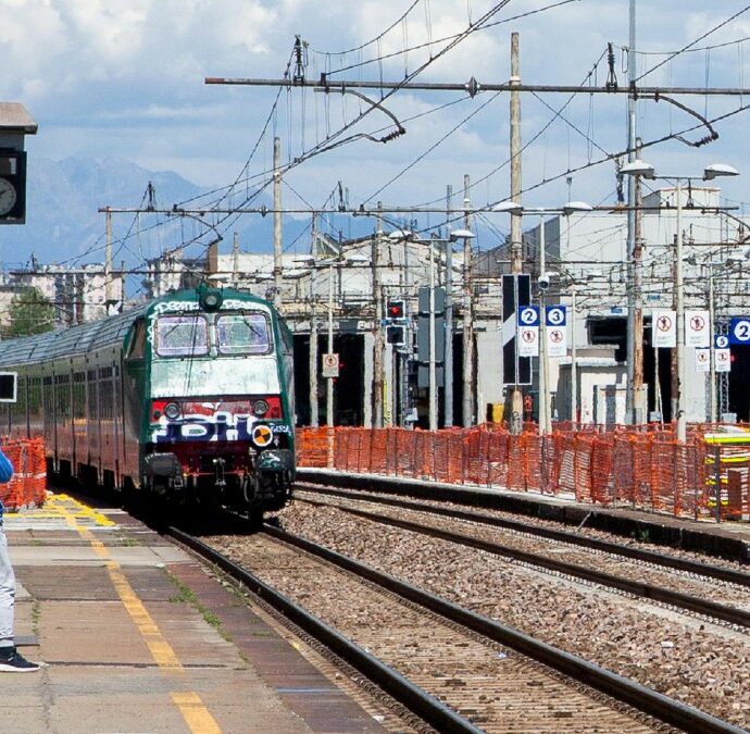 “Irresponsabile, ha rischiato la morte”: scende per fumare una sigaretta ma il treno riparte, passeggero salta e si aggrappa ai vagoni a 230 km/h