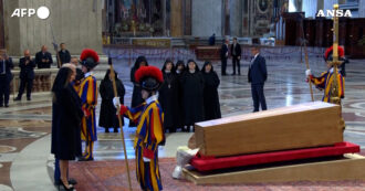 Funerali Papa Francesco, Trump omaggia il feretro. Melania al suo fianco con la veletta nera a lutto - Video