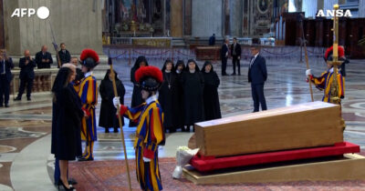 Copertina di Funerali Papa Francesco, Trump omaggia il feretro. Melania al suo fianco con la veletta nera a lutto – Video