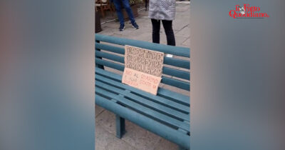 Copertina di A Treviso una panchina in piazza durante il corteo del 25 aprile: il gesto contro il sindaco Gentilini morto