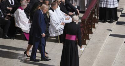 Copertina di Iniziate le esequie in una piazza stracolma. Sulla bara di Francesco il Vangelo. Trump incontra Zelensky, poi stretta di mano con Von der Leyen