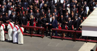 Funerali Papa Francesco, Trump e Macron si scambiano un segno di pace durante la liturgia - Video