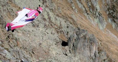 Copertina di Base jumper russa morta sul Monte Brento. Il lancio con la tuta alare ma il paracadute non si è aperto