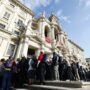 Copertina di In 200mila alla messa per Papa Francesco - Video. Parolin parla di “sostegno al cammino dell’umanità nella pace”