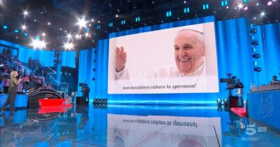 Copertina di Maria De Filippi ad "Amici" applaude alle parole di Papa Francesco per i giovani: "Non lasciatevi rubare la speranza". Colpo di scena di Malgioglio