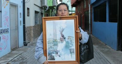 Copertina di Buenos Aires, le processioni dai quartieri popolari per l’ultimo saluto a Papa Francesco: “Lui ha messo al centro chi era ai margini”