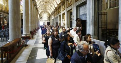 Copertina di In 200mila alla messa per Papa Francesco. Parolin: “Sostenga il cammino dell’umanità nella pace”