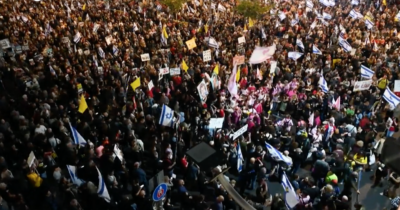Copertina di Tel Aviv, migliaia di israeliani ancora in piazza per chiedere un accordo sugli ostaggi