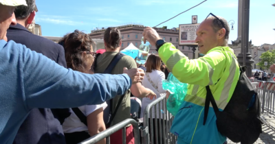 Copertina di Papa Francesco, un’ora e mezza di attesa per vedere la tomba: “Il sole non ci ferma, qui per lui”