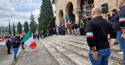 Copertina di Predappio, 150 persone ricordano gli 80 anni dalla morte di Mussolini: rito del presente ma nessun saluto romano