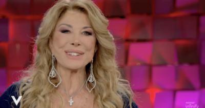 Copertina di Gabriella Carlucci: "Un incidente mi ha sfigurata. Il naso è un pezzo della mia costola, ho fatto oltre 5 interventi. In 6 anni ho ricostruito tutto"