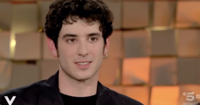 Copertina di “La prima volta che mi hanno fermato in mezzo alla strada pensavo di aver parcheggiato male la macchina. L’amore? Sono felice”: lo rivela Nicolas Maupas