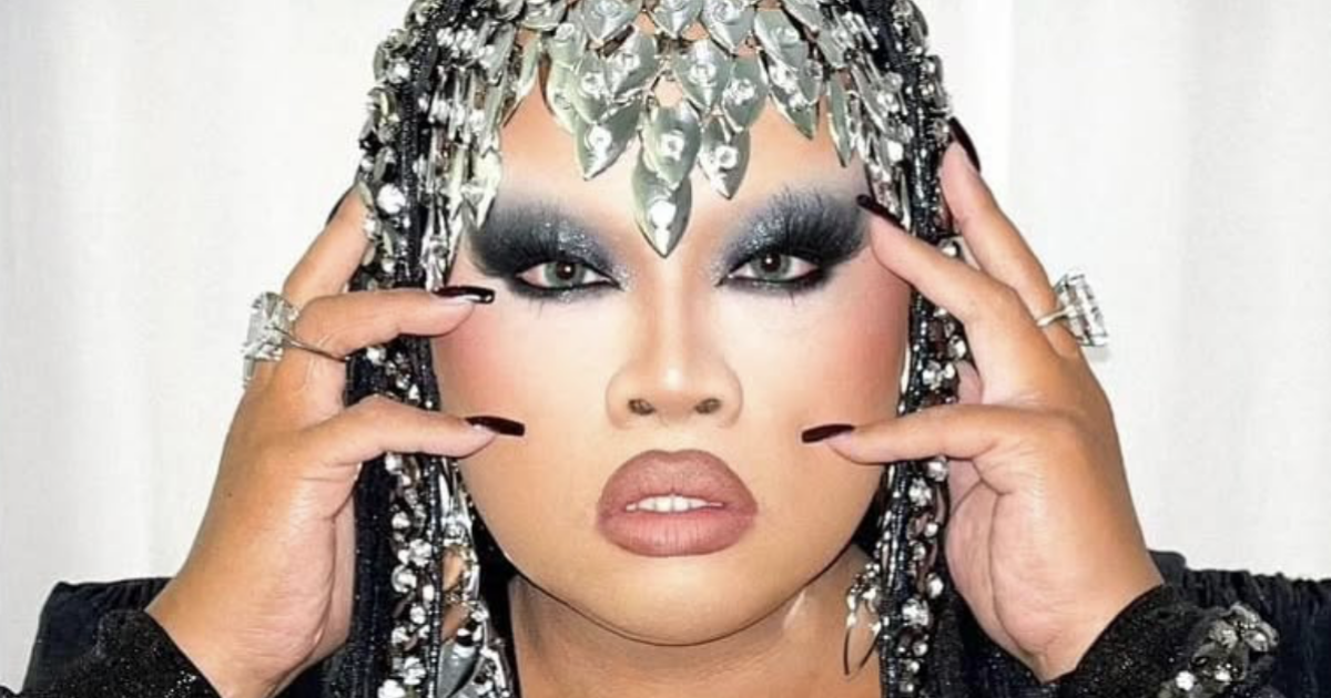 È morta Jiggly Caliente, l’ex protagonista di” RuPaul’s Drag Race” aveva subito l’amputazione della gamba destra a causa di una “grave infezione”