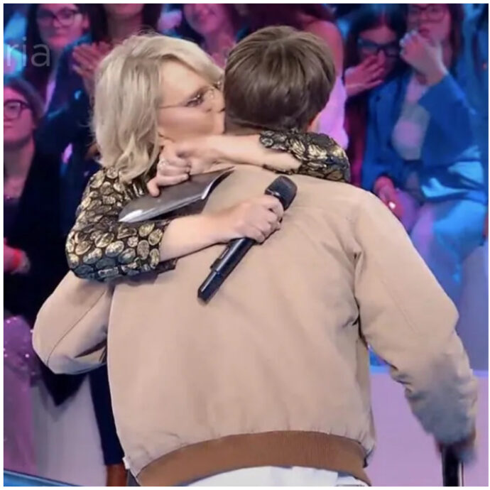 “Quando ti ho visto entrare ho pensato a quanto mi manchi. Sei bravissimo”: Maria De Filippi ad “Amici 24” abbraccia Holden, che ha cantato “Autodistruzione”