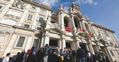 Copertina di Papa Francesco, in coda tra rosari e affari: così l’“altra San Pietro” diventa il cuore della fede