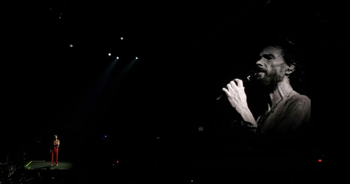 È superficiale dire che Jovanotti sa fare i live: nei Palajova non si limita ai brani, c’è un’idea intellettuale