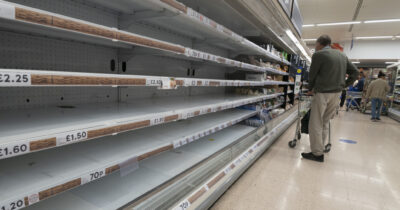 Copertina di Scaffali sguarniti e rincari, l'impatto dei dazi negli Usa. "Simile al periodo Covid"