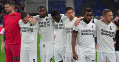 Copertina di “Nessun valore, nessun colore”: il Lecce in campo con la maglia bianca, la protesta contro la Lega Serie A