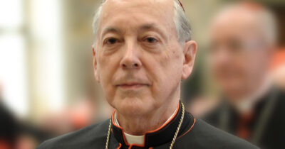 Copertina di Conclave, il caso Cipriani. Sulla tomba di Bergoglio vestito da cardinale, ma Francesco gliel’aveva proibito