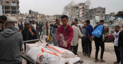 Copertina di Gaza, “Israele valuta zona umanitaria nel sud della Striscia”. Palestina all’Aja: “Usano gli aiuti come arma di guerra”