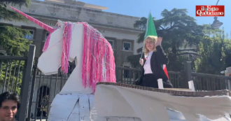 Copertina di “Fanno la pace col riarmo, governo delle favole”: la protesta degli attivisti con una finta Meloni su un unicorno