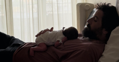 Copertina di Tommaso Paradiso è diventato papà: è nata Anna. La neo mamma Carolina Sansoni: “Lui è un eterno romantico, vedrai, ed è anche per questo che lo amo molto”