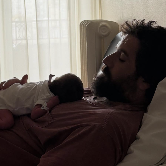 Tommaso Paradiso è diventato papà: è nata Anna. La neo mamma Carolina Sansoni: “Lui è un eterno romantico, vedrai, ed è anche per questo che lo amo molto”