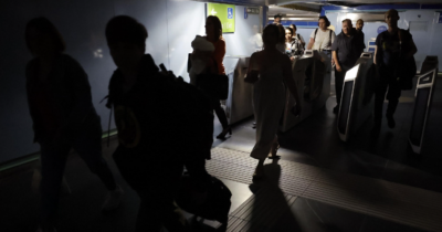Copertina di Maxi black-out in Spagna: internet ko e caos per tutti i trasporti. “Restate a casa, durerà tra le 6 e le 10 ore”