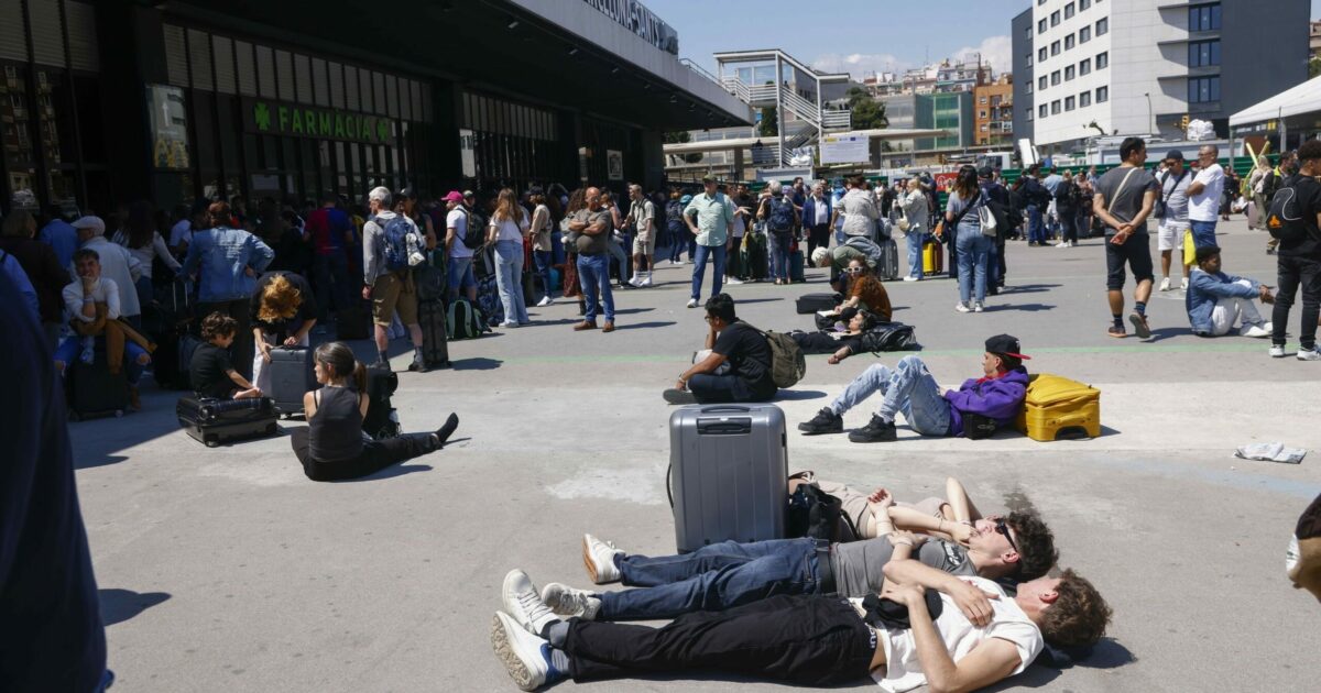 Qui a Barcellona è stato panico per i cellulari fuori uso causa blackout: potremmo sopportarne un altro? Qui a Barcellona è stato panico per i cellulari fuori uso causa blackout: potremmo sopportarne un altro?