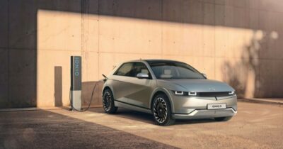 Copertina di Hyundai Ioniq Experience, 15 minuti per un caffè e una ricarica da 200 chilometri