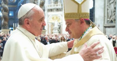 Copertina di Via sprechi e corrotti: rivoluzione Bergoglio nelle casse vaticane